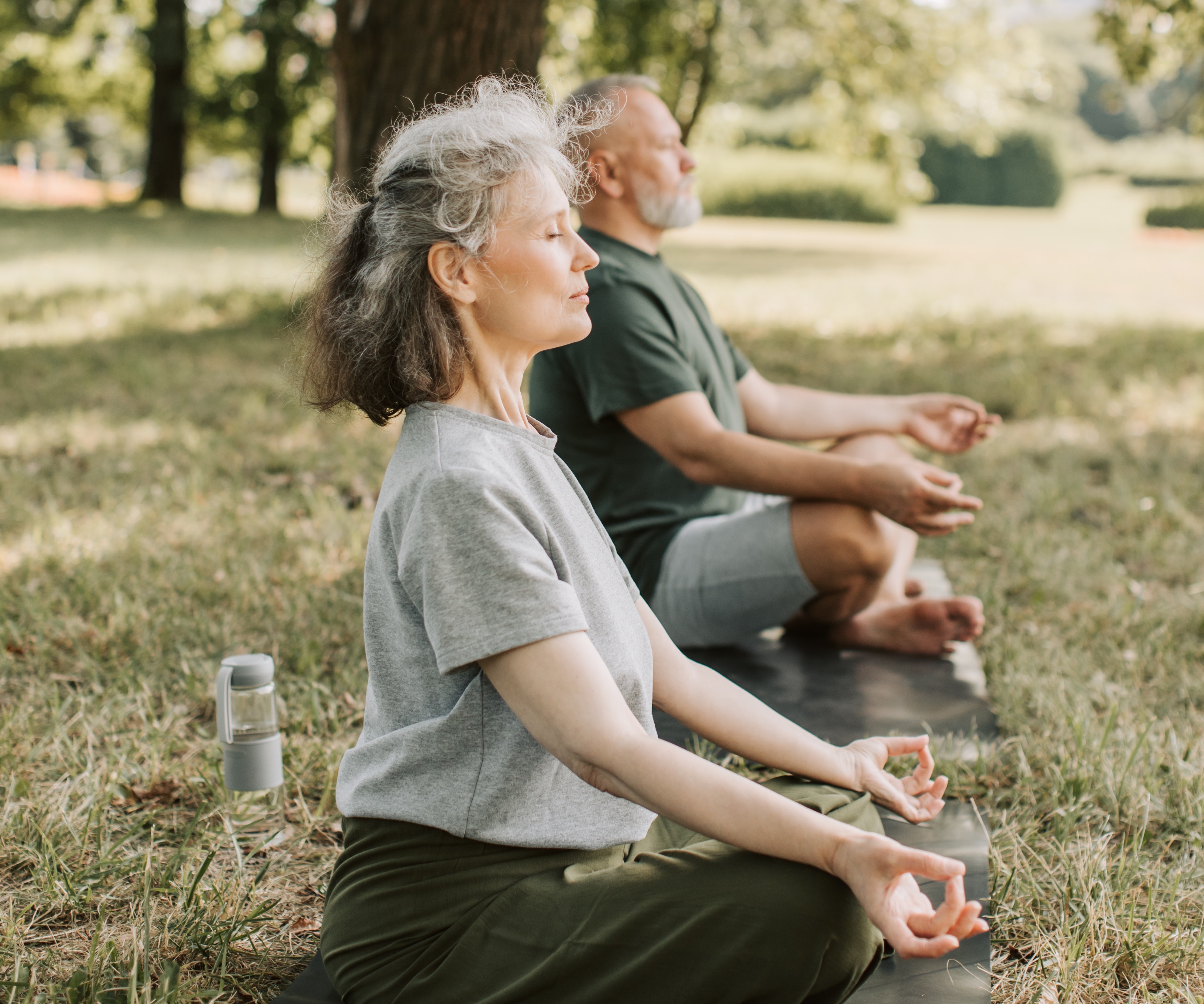 vrouw en man mediteren